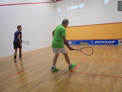 Due atleti invece si stanno affrontando in una partita classica: � l�occasione per capire come si gioca a squash